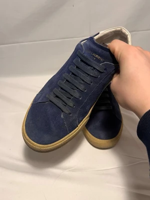 Saint Laurent  - Saint Laurent skor i färgen blå, skicket på dessa är mycket bra inga synliga skador enbart använda! Priset på dessa är 1599!  Tryck på bilderna för att få bättre kvalitet har hänt något!