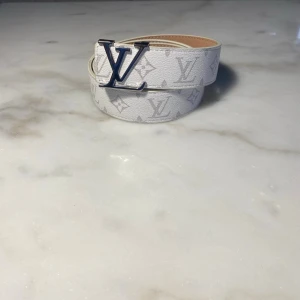 Louiis vuiiton bälte - Helt ny och oanvänd vara. Fraktas omgående efter genomfört köp. Högsta kvalitet för bästa upplevelse.