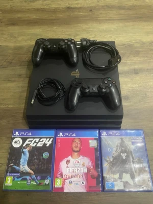PlayStation 4 Pro 1TB - Sony PlayStation 4 pro 1TB med två trådlösa handkontroller. Konsolen är svart och levereras med kablar. Det medföljer även tre spel, FIFA 20, Destiny 2 och FC 24. Den fungerar väldigt bra och har inga tecken på något krångel. Pris kan diskuteras vid en snabb affär, tveka inte med frågor.