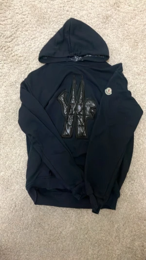 Moncler hoodie  - En moncler hoodie som jag säljer jag har användat den typ i 2 månader den är bra och den är varm på vinter. Men de står att den är xxl men den är M.