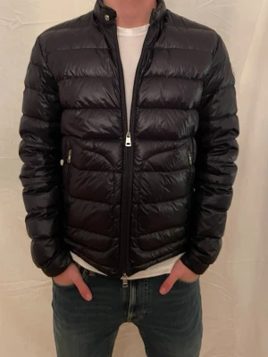 Moncler Acorus jacka - Säljer en Moncler Acorus jacka i nyskick, knappt använd. Färg: marinblå🔵. Storlek: 3, vilket motsvarar S-M. Vårt pris är 3699 kr och nypris ligger på runt 12 000 kr. Priset är ej hugget i sten. Hör av er vid frågor eller funderingar!