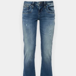 Blå bootcut jeans från LTB Valerie - Säljer ett par blå jeans från LTB, modellen Valerie. De har bootcut passform och är lowwaist. Jeanette är i färgen ”Cordelia wash” från Zalando❣️ passar bra i längd på mig som är 174, pris går att diskutera vid snabb affär! Nypris är 799kr
