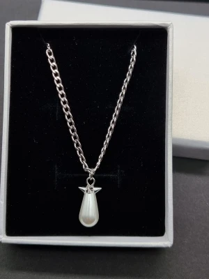 Stilfullt halsband inspirerat av Maria Nilsdotter  - Stilren halsprydnad inspirerad av Maria Nilsdotter. ☝️Vid köp ingåren en extra berlock som kan bytas ut, då själva hänget är ömtåligt och känsligt för stötar.