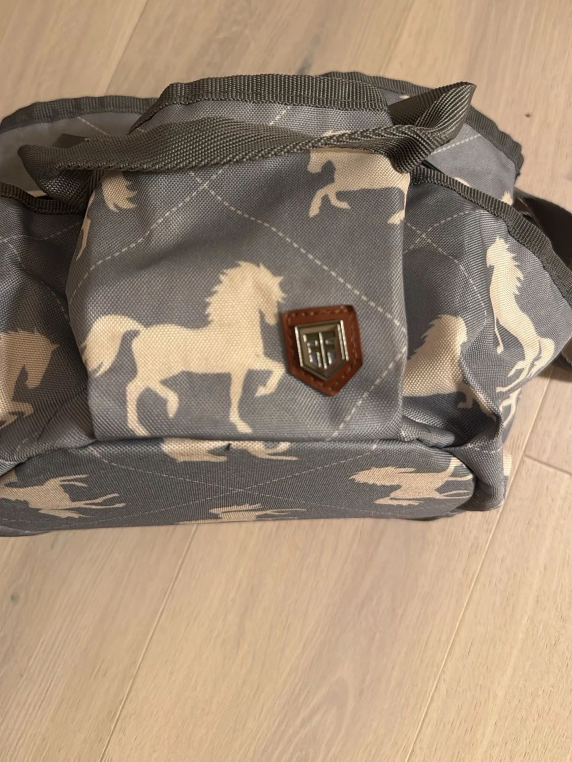 Grå ryggsäck med hästmönster