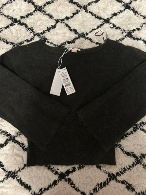 Mörkgrön stickad tröja💞🌟😍 - Mysig mörkgrön stickad tröja från Gina Tricot med breda ärmar och rund halsringning. Tröjan har en enkel och stilren design, perfekt för lager-på-lager och passar till många outfits. Materialet är mjukt och fluffigt för extra komfort.😍😍😍 köpte för 299