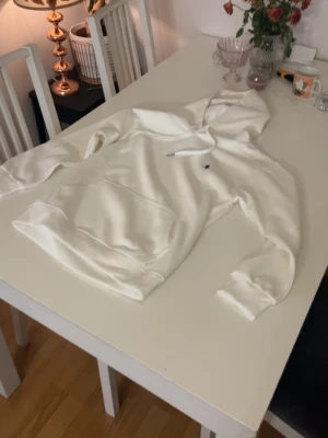 Ralphlauren hoodie  - Ralphlauren hoodie i vit färg som är tjock och skön nu till våren. Oanvänd och fräsch. 