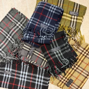 Äkta Vintage Burberry Halsdukar - Väldigt få kvar!!! Skriv vilken färg ni söker så kikar vi om det finns i lager.