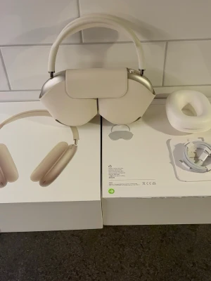 AirPods Max (NYA) - Använda i en vecka isch, helt nya. Finns kvitto och garanti samt får ni söka upp serienumret. Först till kvarn, är jätte förhandlingsbar så det bara att testa. Kan mötas upp samt fraktas