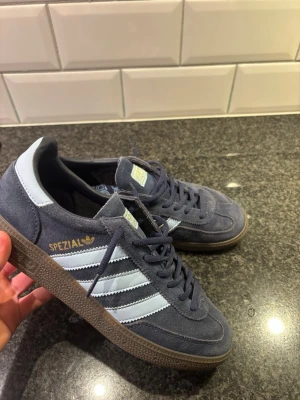 Adidas Spezial sneakers i mörkblå mocka - Trendiga adidas special skor! Använda fåtal gånger. Pris ej hugget i sten!! Tyvärr inget og!