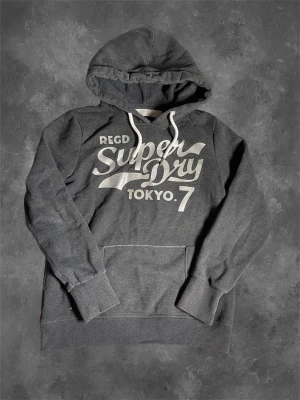 Superdry hoodie - En riktigt fet superdry hoodie som är i bra skick👍 det är bara fråga vid funderingar👌 