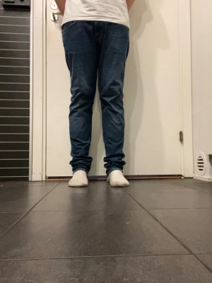 W32 L32 - Snygga blå jeans från Replay. Skick 9/10 då lappen där det står ”32” och ”anbass” är borta (bild 3) men det syns inte utifrån då det sitter på insidan av byxan. Annars toppskick. Storlek : W32 L32. Perfekta för dig som gillar en modern och stilren look