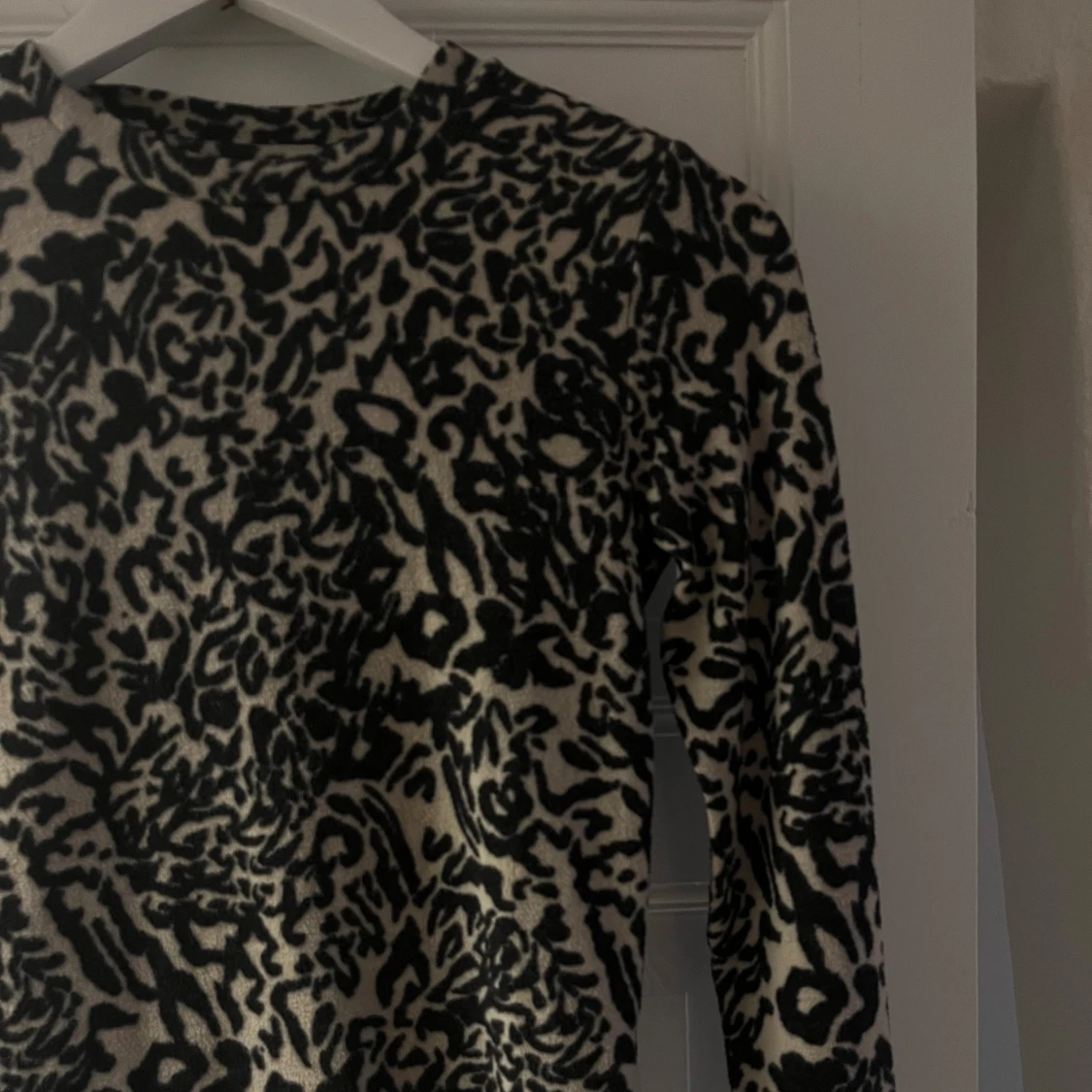 Leopardmönstrad långärmad topp - 2