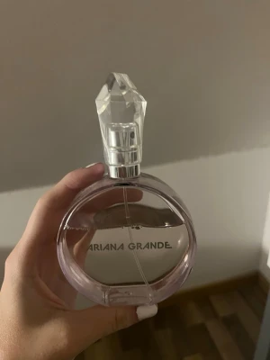 Ariana Grande parfym lila kristallflaska - Parfym flaskan är 100ml och använt lite av de men mer än hälften är kvar. 