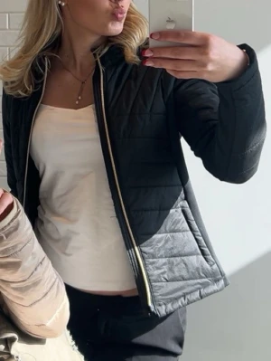 Svart quiltad vindjacka med dragkedja - Snygg svart vindjacka med quiltad design och hel dragkedja framtill. Jackan har en smal passform och är perfekt för vår och höst. Enkel och stilren look som passar till det mesta.