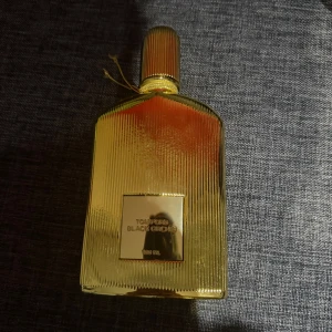 Parfym tomford black orchid  - Säljer nu min tomford black orchid ungefär 50% av flaskan är använd, original lådan medföljer 