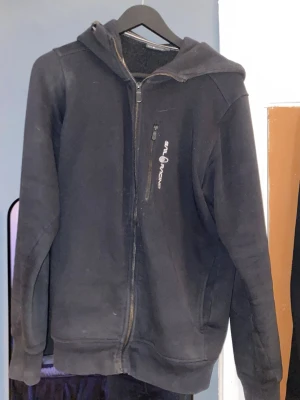 Svart sail racing hoodie  - En fin svart sail racing hoodie i storlek M