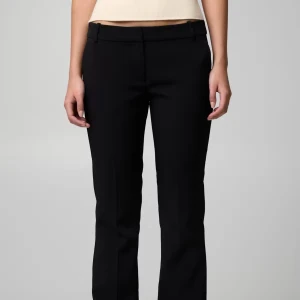 Kostymbyxor - Säljer nu mina jättefina Lw bootcut kostymbyxor från Bikbok då de tyvärr inte kommer till användning längre. Inte använda mycket så inga defekter. Modellen heter Vera💞