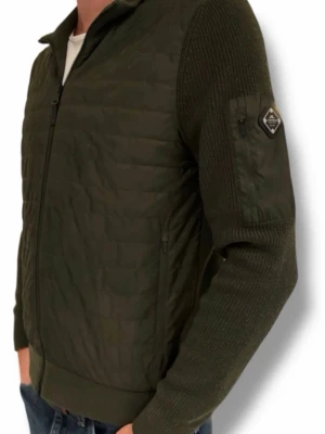 Mörkgrön hybridtröja med dragkedja - Snygg mörkgrön tröja med quiltad front och stickade ärmar. Tröjan har hel dragkedja, ribbade muddar och en liten ficka med patch på ena ärmen. Perfekt för lager-på-lager och en avsl sopad streetstil.