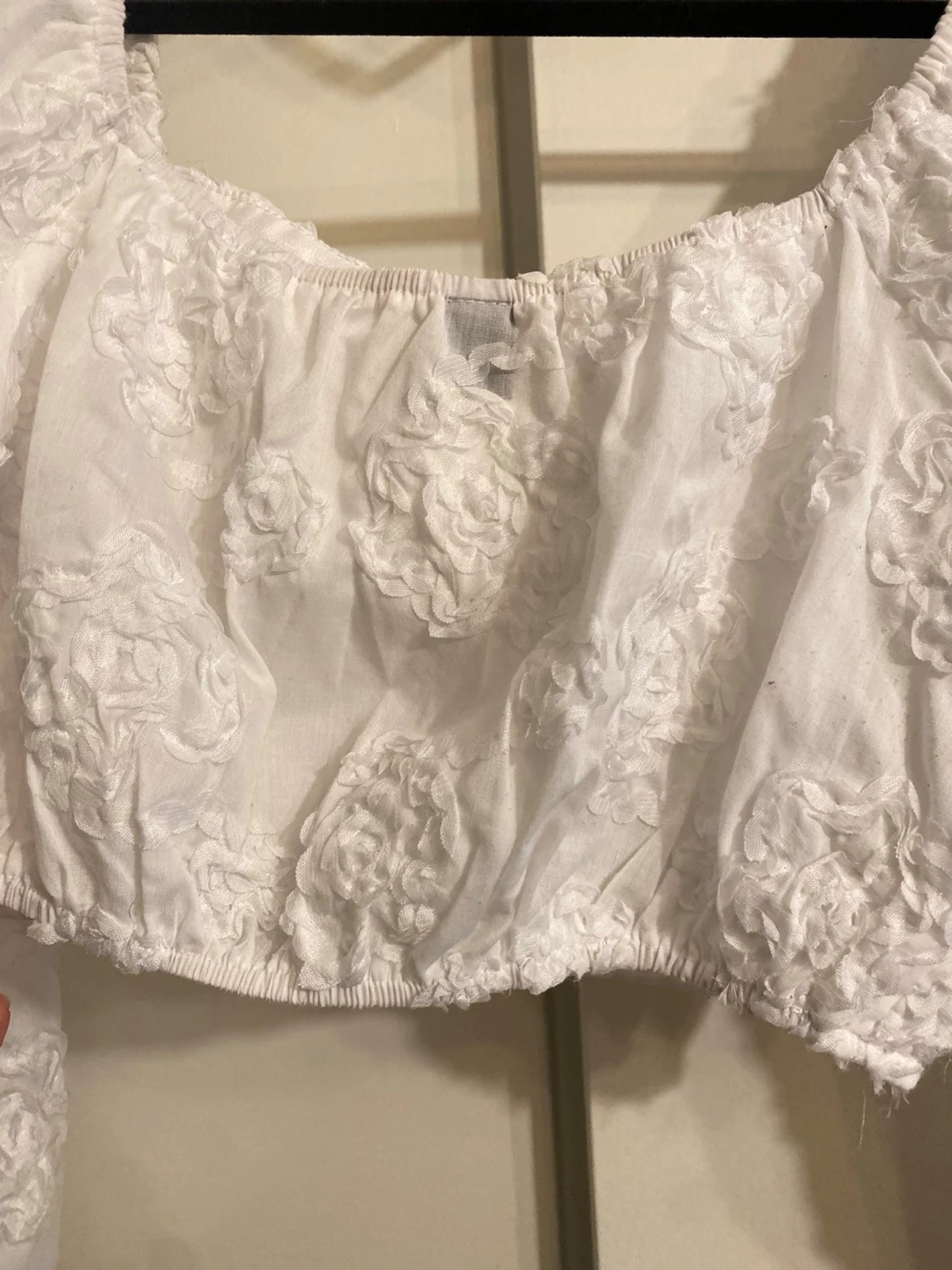 Vit croppad blus med broderade blommor - 2