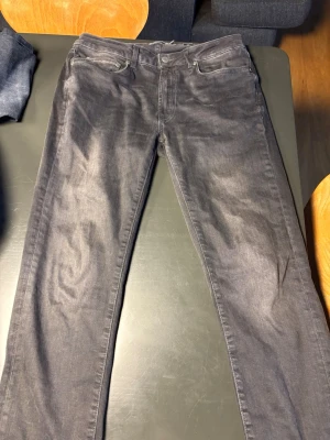 Svarta slim jeans från Dressman - Säljer ett par svarta dressman . Materialet är slitstarkt denim i bomull och passformen är slim. Fråga om mer bilder om ni vill