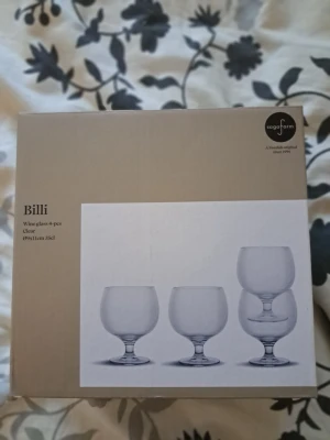 Sagaform Billi vinglas, 4-pack – hållbara i PET-plast, klara och elegant design - Säljer ett helt nytt set med 4 stycken vinglas från Sagaform, modell Billi. Glasen är tillverkade i tålig PET-plast, vilket gör dem perfekta för dig som vill ha snygga glas utan risk för krossning – idealiska för utomhusbruk, picknick, poolpartyn eller för familjer med barn. Oanvänd och kvar i originalförpackning.  **Specifikationer:** - Kapacitet: 35 cl - Mått: Ø9 x 11 cm - Material: PET-plast (shatterproof och återvinningsbart) - Färg: Klar transparent - Nytt och oanvänt i originalförpackning