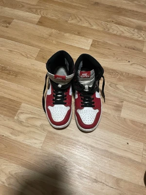 Nike Air Jordan 1 Chicago Highs - Säljer ett par klassiska Nike Air Jordan 1 Highs i färgen Chicago. Skorna har vit och röd 