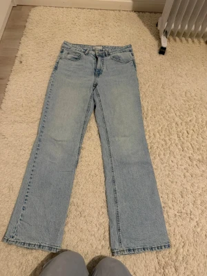 Ljusblåa högmidjade jeans från Gina Tricot - Ljusblåa högmidjade jeans från Gina Tricot storlek 38. Dessa är raka i benen. Ordpris 499kr säljer för 199kr plus frakt. Använt max 3 gånger 