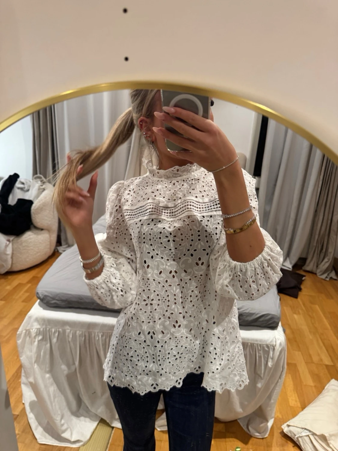 Vit broderad blus med volang - 2