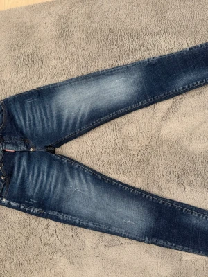 Blå dsquared jeans - Säljer ett par jeans från dsquared som är i nytt skick. 