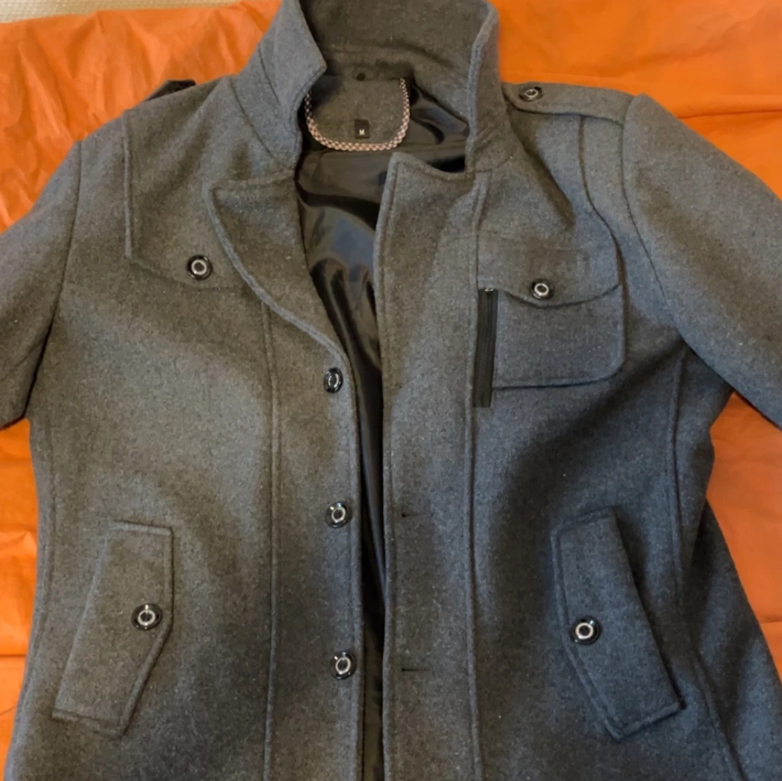 Mörkgrå kappa med ståkrage