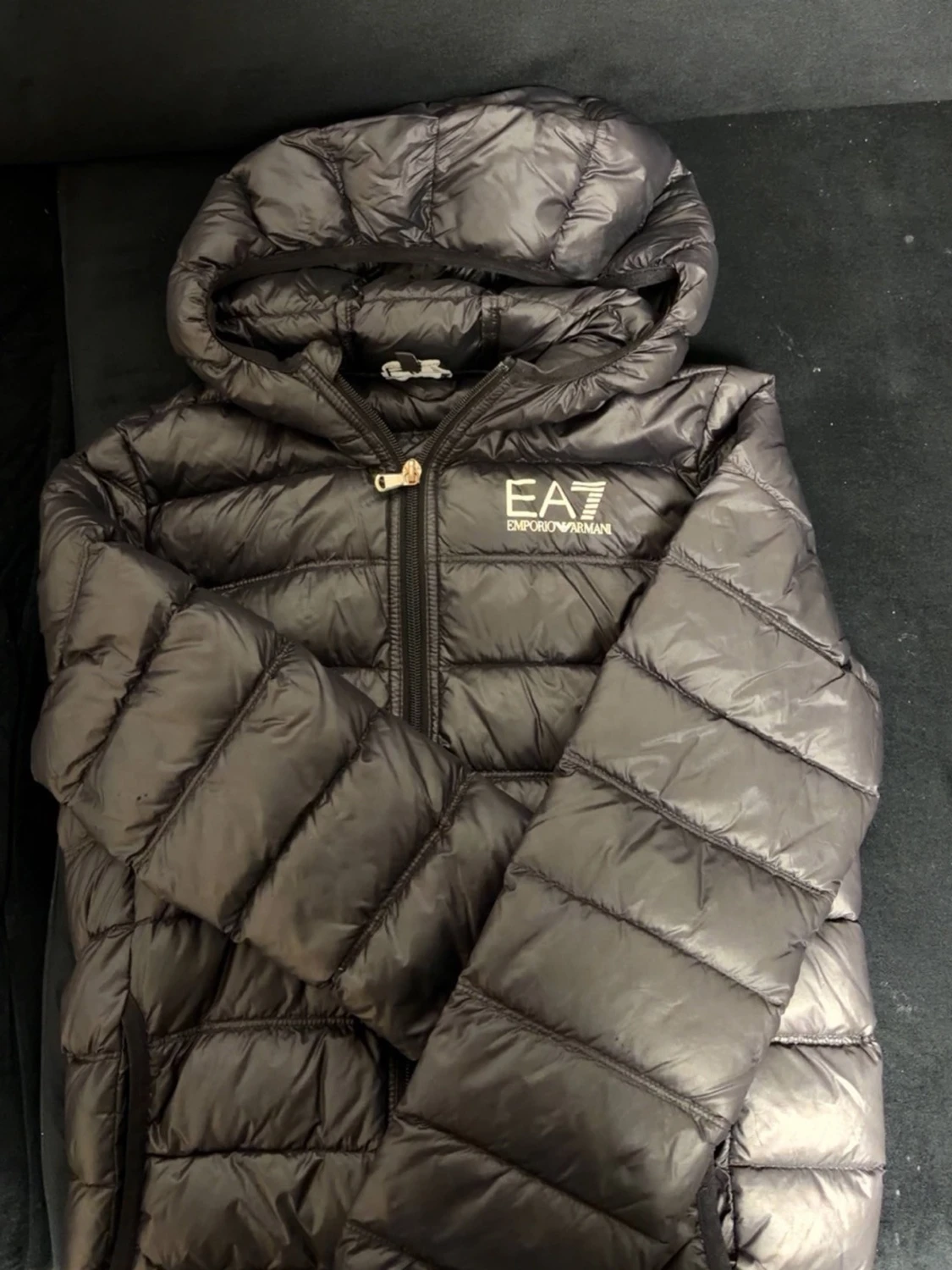 Svart dunjacka från Emporio Armani EA7