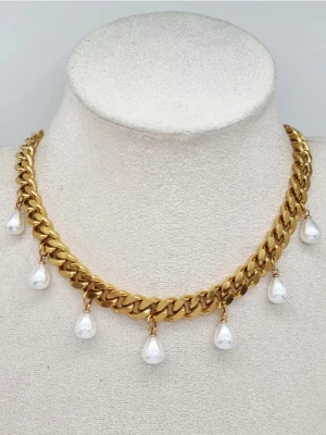 Kedjehalsband med pärlor  - Jättefint kedjehalsband med pärlor köpt på plick, knappt använt då jag är silver person🩷 Lånade bilder och hör av er om ni vill ha egna bilder eller frågor osv💕