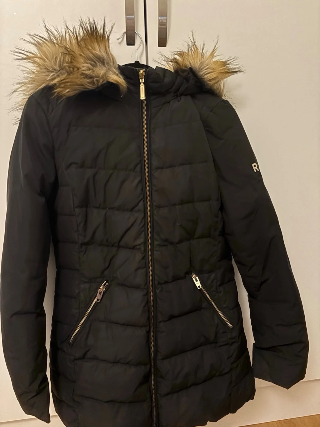 Svart dunjacka med fuskpäls från Rockandblue