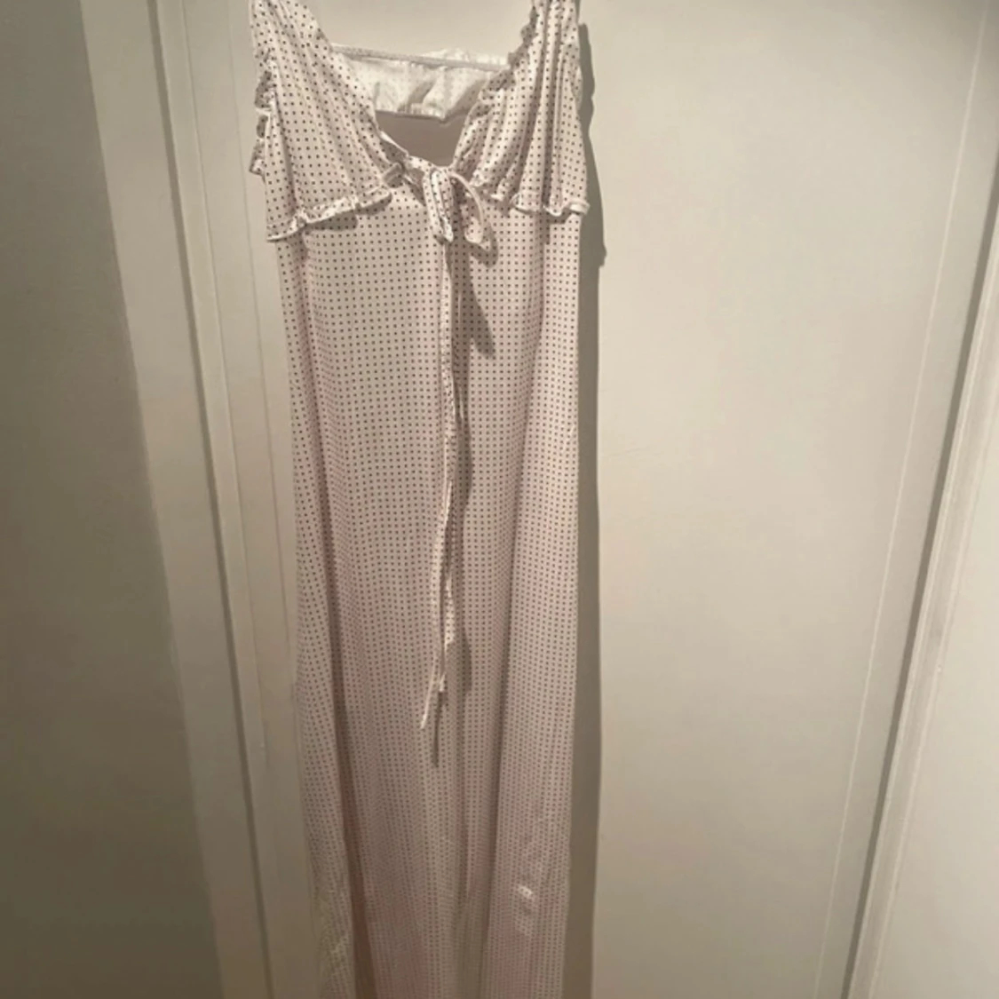 Vit prickig klänning