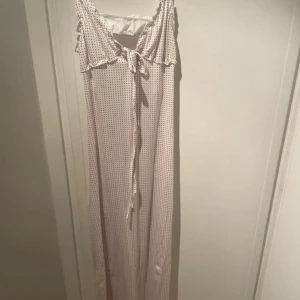 Vit prickig klänning - Köpt i nyskick på vinted men passade inte riktigt mig 🫶🏻