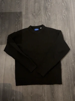 Svart stickad tröja Jack & Jones - En svart stickad tröja från Jack and Jones, använd endast ett fåtal gånger