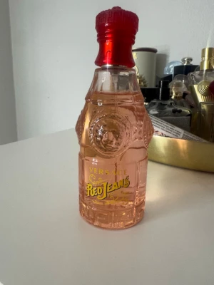 Versace - Red Jeans 75ml - Säljer Versace Red Jeans 50ml, lite använd vilket syns på bilden. Säljer då den ej passar min smak.