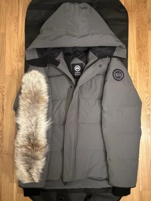 Canada Goose MacMillan - Canada goose jacka som jag köpte till min pappa som julklapp men passade tyvärr inte. Köpte den ny och han har aldrig andvänt den. Storlek Xl men passar även L. Skriv om du undrar något!