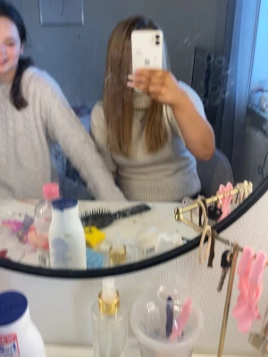 Beige stickad polotröja - Säljer en beige stickad polotröja med ribbade detaljer i midjan och vid ärmsluten. Tröjan har en hög polokrage och är långärmad, perfekt för kyligare dagar. Enkel och stilren design som passar till det mesta.