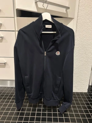 Moncler zip tröja - Blå moncler zip tröja i storlek M. Nypris ca. 4500. Mitt pris 1199. Qr-kod funkar, skicka 9/10. Skriv för fler bilder. 