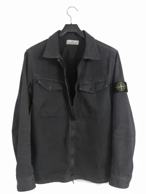 Stone Island Overshirt  - Hej! Säljer nu min Marinblåa Stone Island Overshirt som är väldigt fin i sitt skick! Jackan är knappt använd och har därav inga tecken på defekter. Jackan är 100 % äkta. Va inte rädd för och ställa frågor eller lämna prisförslag. 🤩.