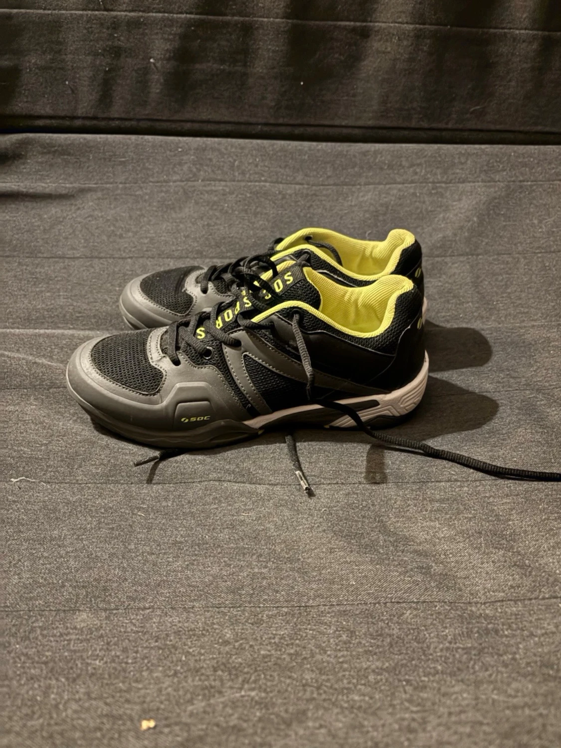 Svarta sneakers från SOC med neongul detalj