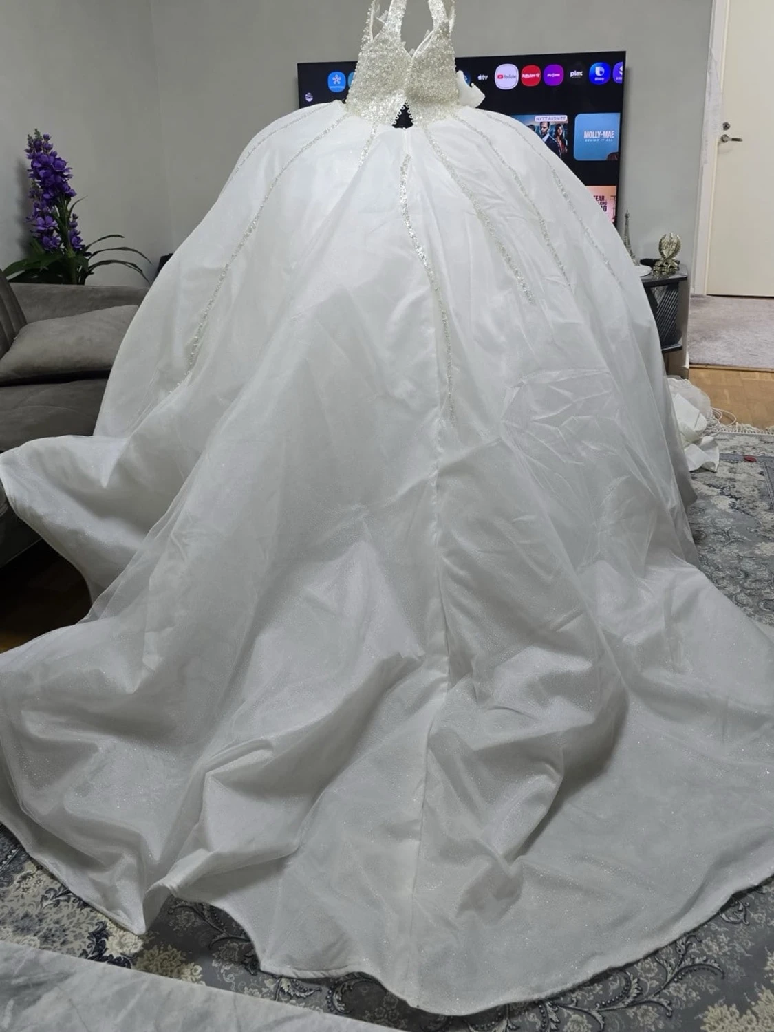 Vit prinsessklänning med spetsdetaljer