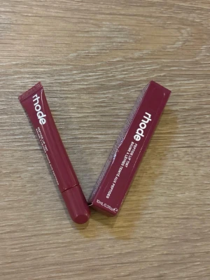 Rhode Peptide Lip Tint  - Helt ny, oöppnad i orginalförpackningen💗             Färg- raspberry jelly