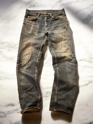 Arket jeans straight fit - Klassiska blå Arket jeans med rak passform och tidlös look. Tillverkade i robust bomullsdenim som bara blir snyggare med tiden. St 28/32. Hör av dig vid minsta fundering och jag fraktar alltid en till två dagar efter beställningen!