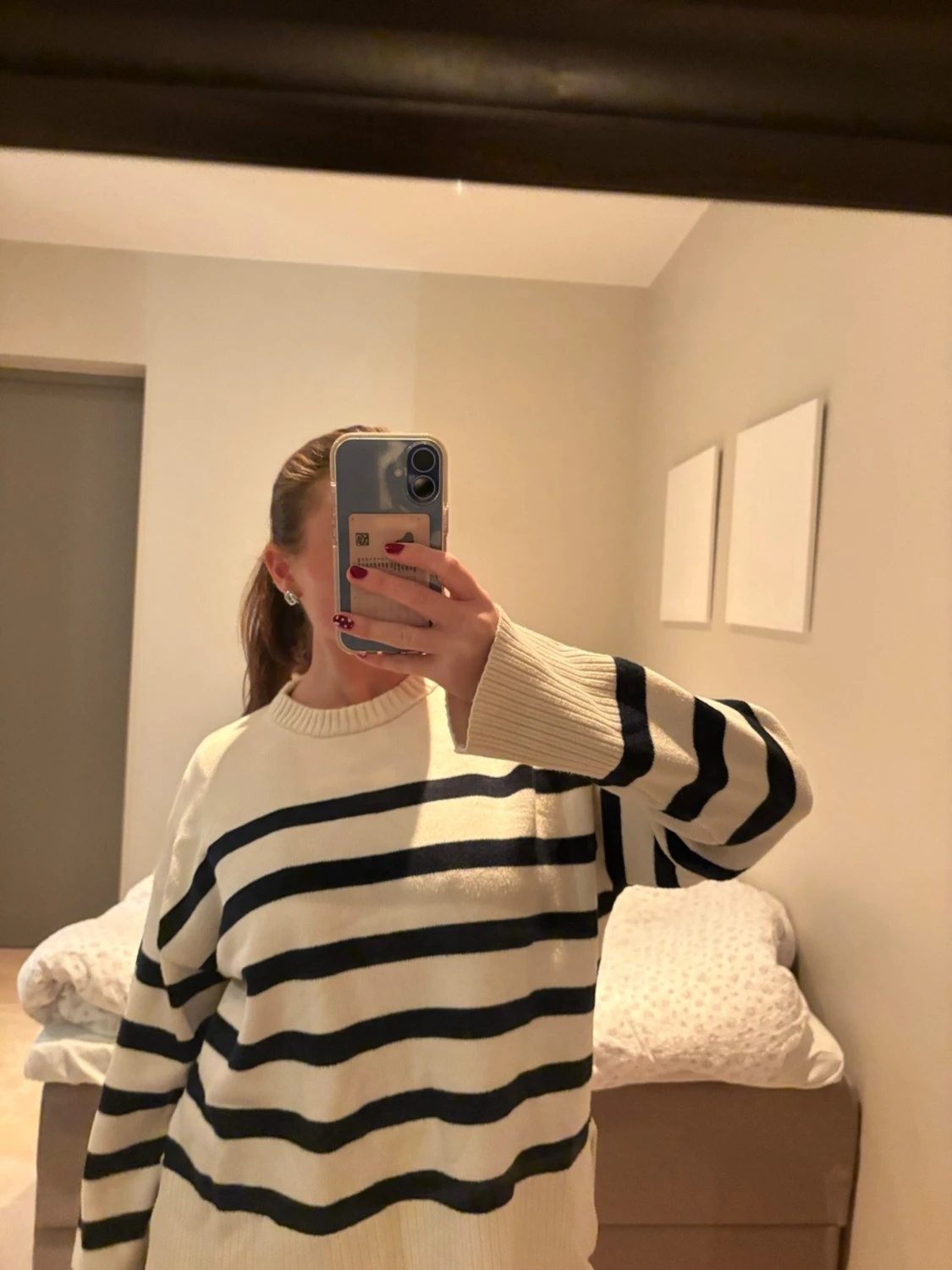 Randig stickad tröja i offwhite och marinblå - 1