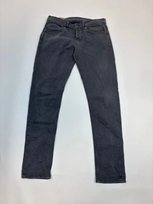 Dondup - Snygga grå jeans från Levi's med klassisk femficksdesign och raka ben. Jeansen har normal passform och är tillverkade i mjukt bomullsmaterial. Perfekta för en avslappnad och stilren look.