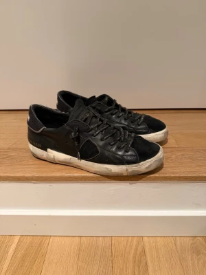 Philippe model  - Säljer nu dessa fina Philippe models i strl:42. Skorna är i bra skick och självklart äkta! Hör av er vid frågor eller fler bilder! 