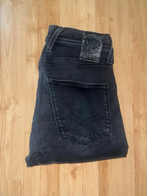 Replay heperflex jeans  - Säljer dessa Repaly Hyperflex Bronny Jeans. De har en slim passform men exktra stretch. Midja 34cm, längd 101cm. JAG SKICKAR EJ FLER BILDER NÄR JAG BÄR JEANSEN! för bättre inblick i passformen rekommenderar jag att googla på modellnamnet. För storleksguide kolla måtten noggrant då jeansen alltid kan vara uppsydda heller krympta och jag ej tar emot returer :) 1,32