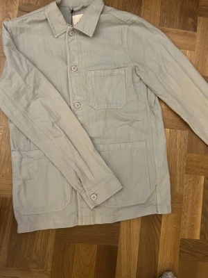 A days march Overshirt - Säljer en grå Overshirt, bra skick. Stl M. Hör av vid minsta fundering. 🤔 